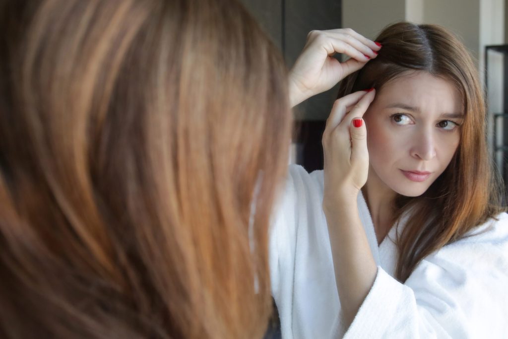 signs of hard water on hair